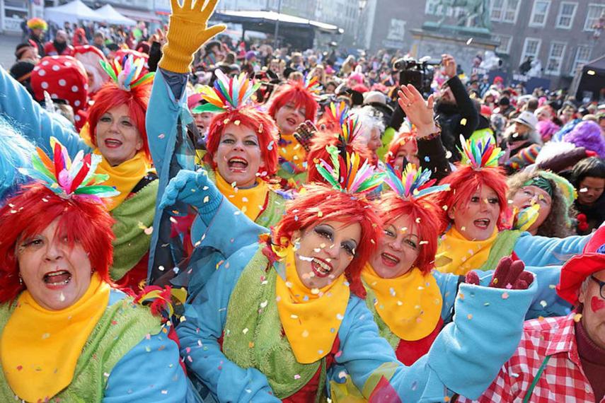 Weiberfastnacht 2018-Möhnen stürmten das Rathaus