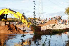 Erft fließt durch ihr neues Flussbett in Erftstadt-Gymnich