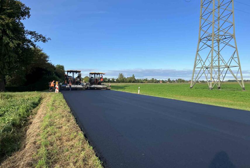 Tiefbauamt des Rhein-Kreises Neuss baut auch 2025 Radwege und saniert Straßen und Brücken